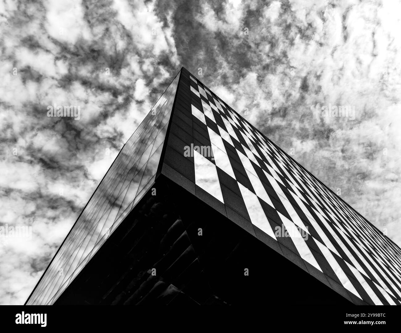 Regardant vers le haut au coin de l'architecture moderne (immeuble de bureaux) contre un ciel nuageux sur le front de la rivière Liverpool, Royaume-Uni - Image de stock capturée avec un smartphone Regardant vers le haut au coin de l'architecture moderne (immeuble de bureaux) contre un ciel nuageux sur le front de la rivière Liverpool, Royaume-Uni - Image de stock capturée avec un smartphone