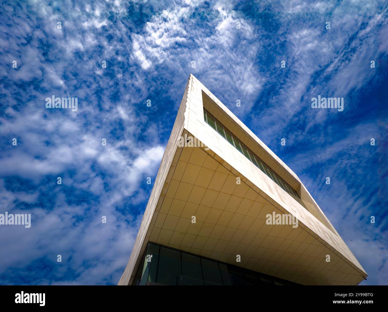 Regardant vers le haut au coin de l'architecture moderne (Musée de Liverpool) contre un ciel nuageux sur le front de la rivière Liverpool, Royaume-Uni - Image de stock capturée avec un smartphone