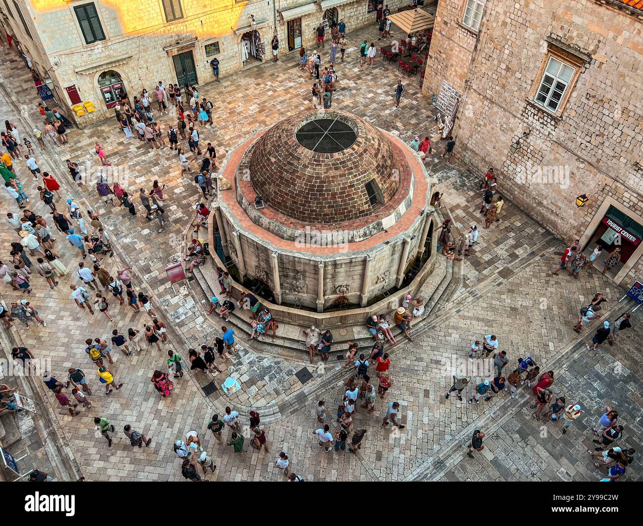 Touristes se promenant autour de la fontaine de Big Onofrio sur le Stradun dans la vieille ville de Dubrovnik, Croatie Banque D'Images