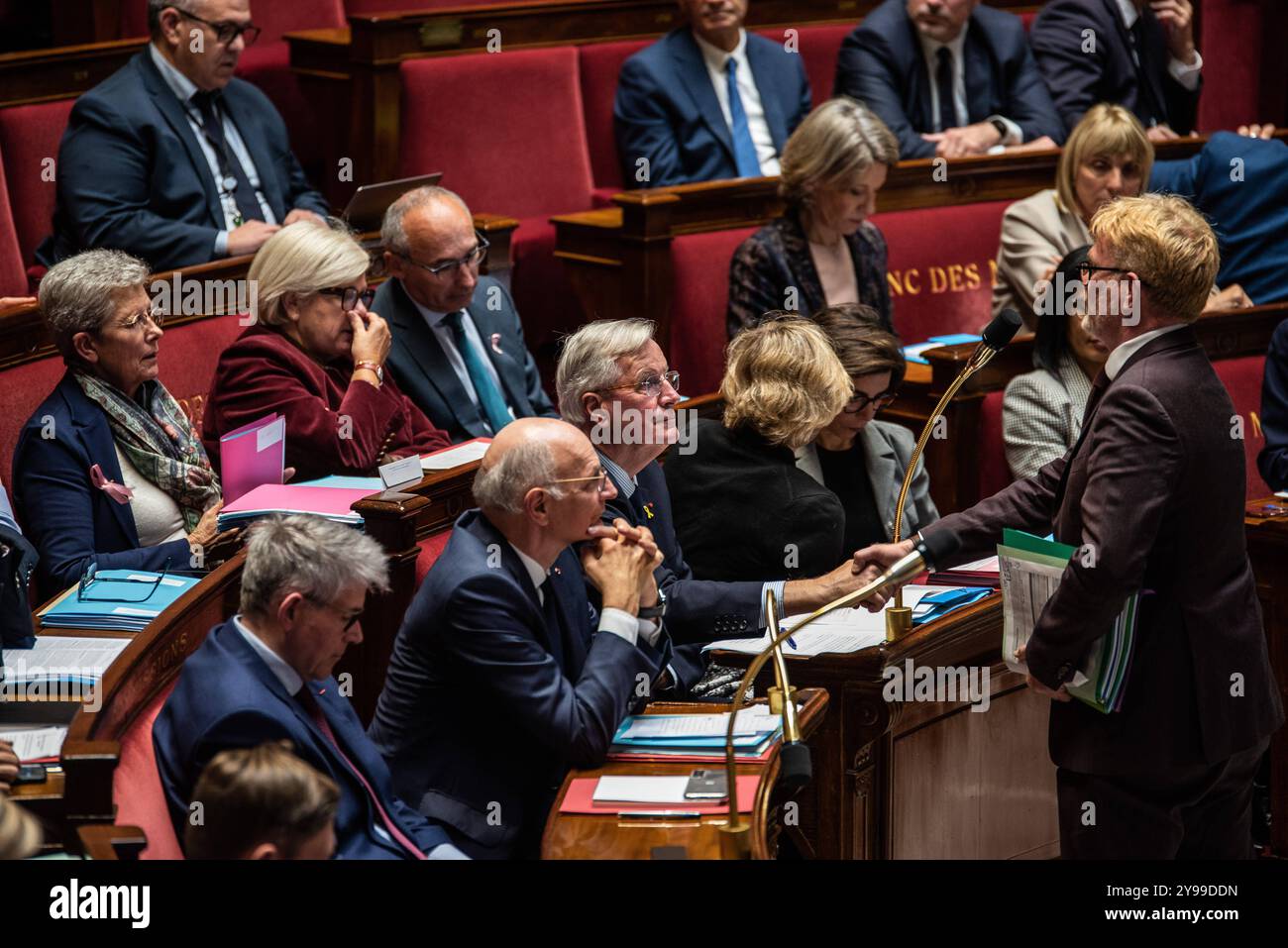 FRANCE-POLITIQUE-GOUVERNEMENT-PARLEMENT le premier ministre Michel Barnier serre la main de Marc Fenseau, ancien ministre de l'Agriculture et chef de groupe des démocrates, à l'Assemblée nationale le jour de la motion de censure contre le gouvernement. Paris, le 8 octobre 2024. PARIS ILE-DE-FRANCE FRANCE COPYRIGHT : XANDREAXSAVORANIXNERIX FRANCE-POLITICS-GOVERNMENT-PARLI ASAVORANINERI-46 Banque D'Images