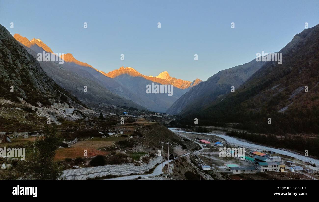 La belle Chitkul, un petit village dans la vallée de l'Himalaya, - Image de stock capturée avec un smartphone