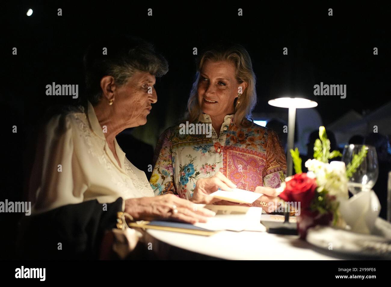 Elizabeth Pule, dont la mère, Jessie, était femme de ménage lorsque feu la reine et Philippe vivaient à Villa Guardamangia à la périphérie de la capitale Valette, montre à la duchesse d'Édimbourg des lettres entre sa mère et les dames de la reine en attente lors de la réception d'anniversaire du roi à la résidence du haut-commissaire britannique, Villa de Giorgio à Naxxar, le troisième jour d'une tournée royale à Malte pour marquer le 60e anniversaire de son indépendance et célébrer le patrimoine commun du pays et la collaboration continue avec le Royaume-Uni. Date de la photo : mercredi 9 octobre 2024. Banque D'Images
