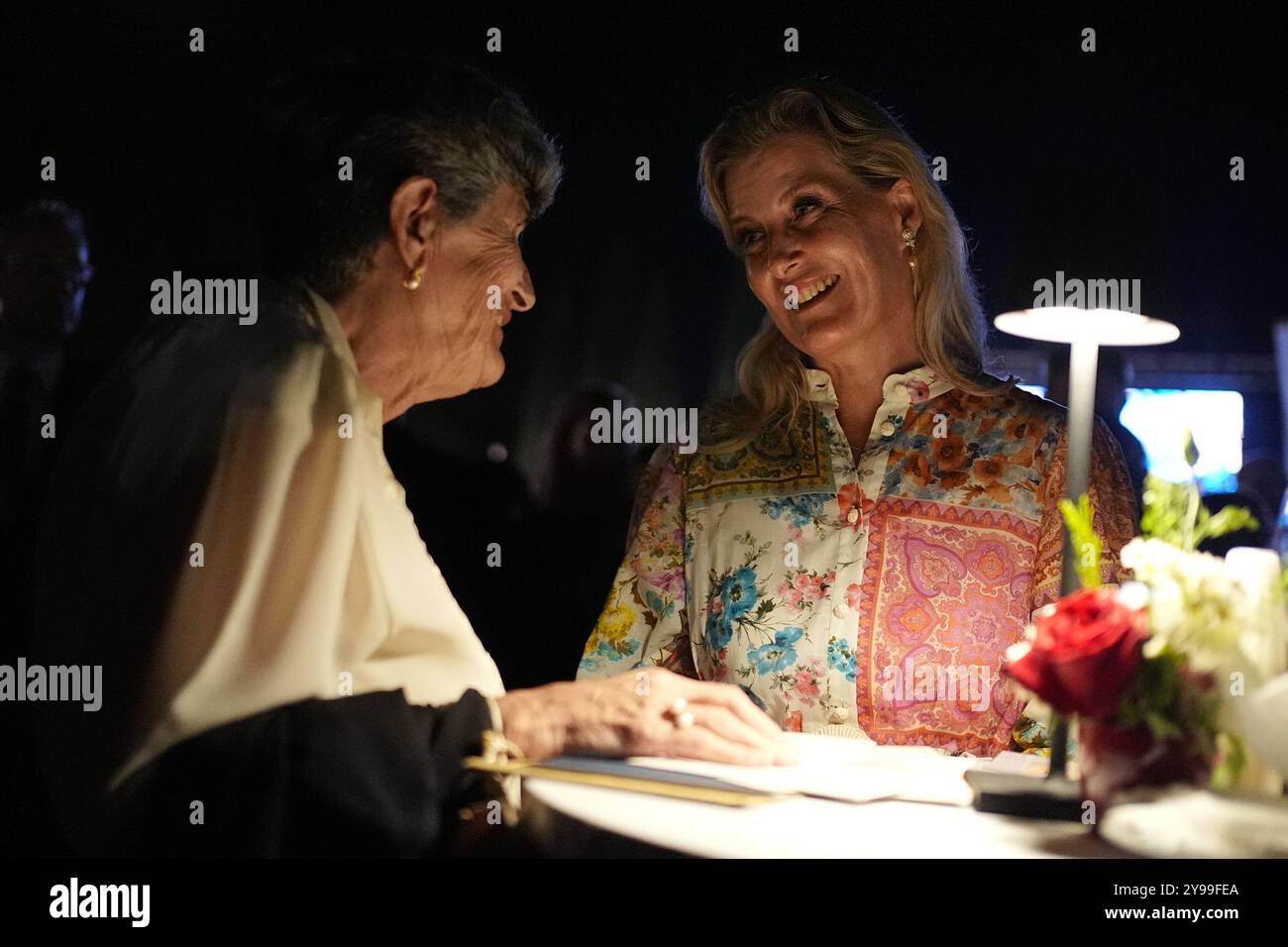 Elizabeth Pule, dont la mère, Jessie, était femme de ménage lorsque feu la reine et Philippe vivaient à Villa Guardamangia à la périphérie de la capitale Valette, montre à la duchesse d'Édimbourg des lettres entre sa mère et les dames de la reine en attente lors de la réception d'anniversaire du roi à la résidence du haut-commissaire britannique, Villa de Giorgio à Naxxar, le troisième jour d'une tournée royale à Malte pour marquer le 60e anniversaire de son indépendance et célébrer le patrimoine commun du pays et la collaboration continue avec le Royaume-Uni. Date de la photo : mercredi 9 octobre 2024. Banque D'Images