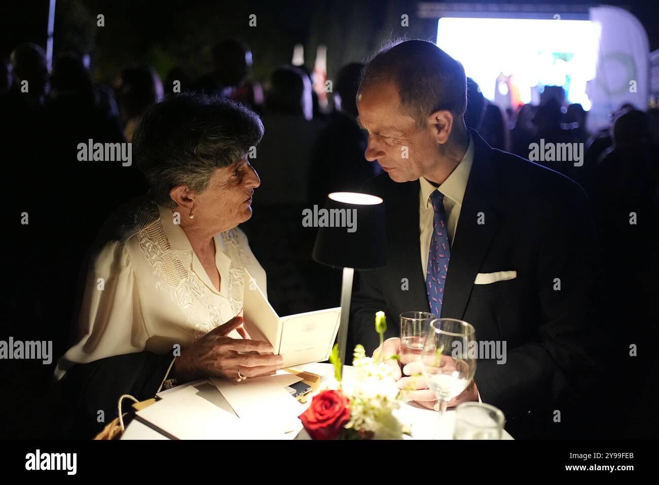 Elizabeth Pule, dont la mère, Jessie, était femme de ménage lorsque feu la reine et Philippe vivaient à Villa Guardamangia, à la périphérie de la capitale Valette, montre au duc d'Édimbourg des lettres entre sa mère et feu les dames de la reine en attente lors de la réception d'anniversaire du roi à la résidence du haut-commissaire britannique, Villa de Giorgio à Naxxar, le troisième jour d'une tournée royale à Malte pour marquer le 60e anniversaire de son indépendance et célébrer le patrimoine commun du pays et la collaboration continue avec le Royaume-Uni. Date de la photo : mercredi 9 octobre 2024. Banque D'Images