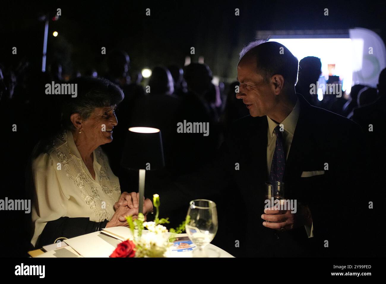 Elizabeth Pule, dont la mère, Jessie, était femme de ménage lorsque feu la reine et Philippe vivaient à Villa Guardamangia, à la périphérie de la capitale Valette, montre au duc d'Édimbourg des lettres entre sa mère et feu les dames de la reine en attente lors de la réception d'anniversaire du roi à la résidence du haut-commissaire britannique, Villa de Giorgio à Naxxar, le troisième jour d'une tournée royale à Malte pour marquer le 60e anniversaire de son indépendance et célébrer le patrimoine commun du pays et la collaboration continue avec le Royaume-Uni. Date de la photo : mercredi 9 octobre 2024. Banque D'Images