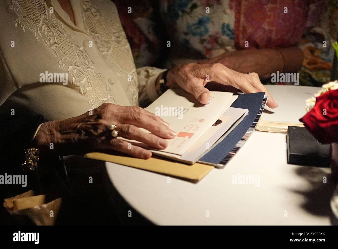 Elizabeth Pule, dont la mère, Jessie, était femme de ménage lorsque feu la reine et Philippe vivaient à Villa Guardamangia à la périphérie de la capitale Valette, détient des lettres entre sa mère et les dames de la défunte reine en attente lors de la réception d'anniversaire du roi à la résidence du haut-commissaire britannique, Villa de Giorgio à Naxxar, le troisième jour d'une tournée royale à Malte pour marquer le 60e anniversaire de son indépendance et célébrer le patrimoine commun du pays et la collaboration continue avec le Royaume-Uni. Date de la photo : mercredi 9 octobre 2024. Banque D'Images