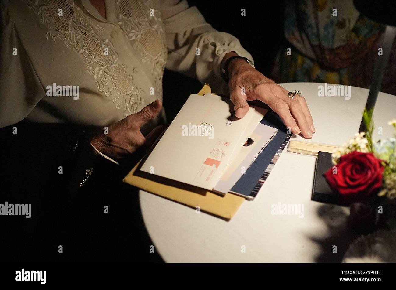 Elizabeth Pule, dont la mère, Jessie, était femme de ménage lorsque feu la reine et Philippe vivaient à Villa Guardamangia à la périphérie de la capitale Valette, détient des lettres entre sa mère et les dames de la défunte reine en attente lors de la réception d'anniversaire du roi à la résidence du haut-commissaire britannique, Villa de Giorgio à Naxxar, le troisième jour d'une tournée royale à Malte pour marquer le 60e anniversaire de son indépendance et célébrer le patrimoine commun du pays et la collaboration continue avec le Royaume-Uni. Date de la photo : mercredi 9 octobre 2024. Banque D'Images