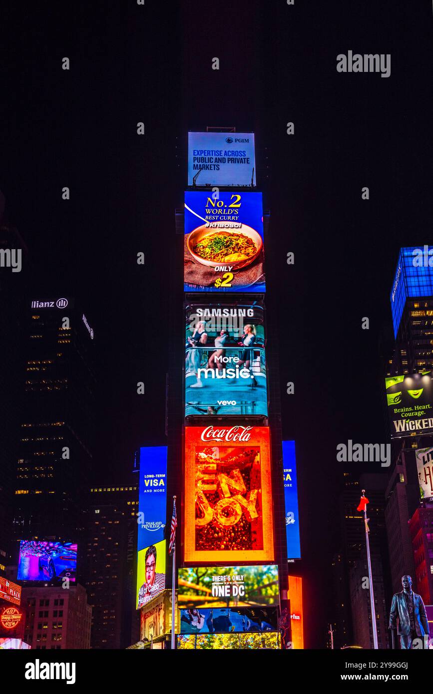 Vue nocturne de Times Square avec des panneaux d'affichage numériques colorés présentant des publicités pour Coca-Cola, Samsung, et plus encore. New York. ÉTATS-UNIS. Banque D'Images