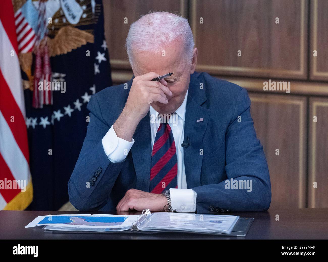 Washington, États-Unis. 09 octobre 2024. Le président Joe Biden participe à une séance d'information sur l'ouragan Milton dans l'Auditorium South court du bâtiment du Bureau exécutif Eisenhower sur le campus de la Maison Blanche à Washington, DC, le mercredi 9 octobre 2024. Photo de Ron Sachs/UPI crédit : UPI/Alamy Live News Banque D'Images