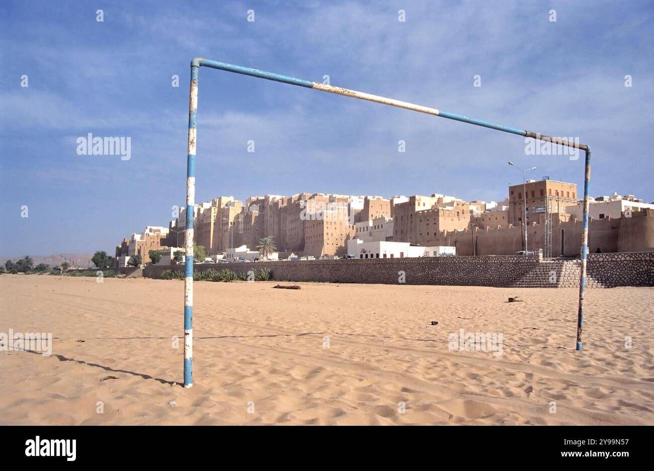 But de football près de la ville de Shibam au Yémen. C'est une ville du Yémen, dans le gouvernorat de Hadhramaut. Connu pour ses gratte-ciel en briques de boue, il Banque D'Images
