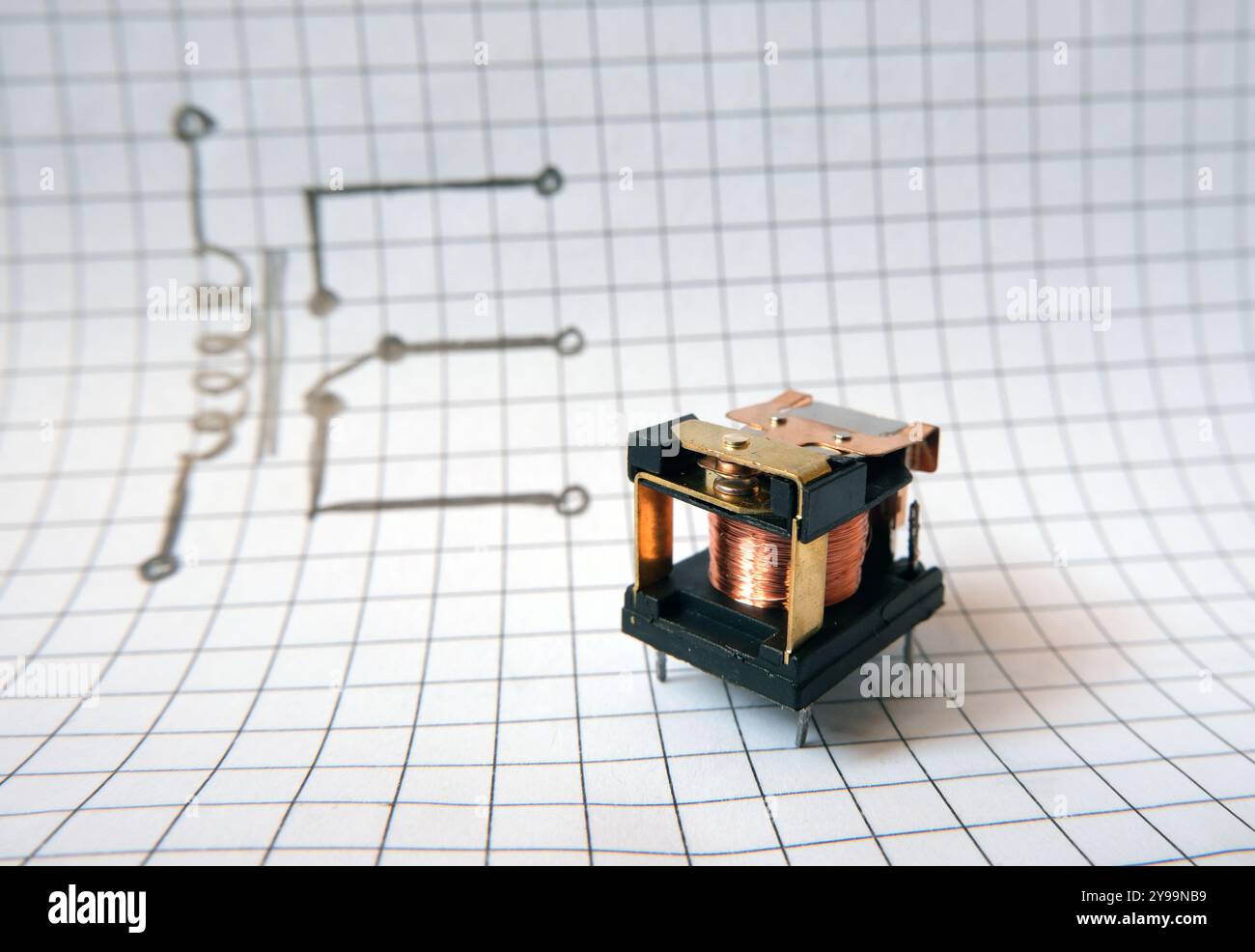 Relais électromécanique devant la structure de circuit dessinée. Interrupteur à commande électrique. Relais de puissance pour circuits électroniques industriels. Banque D'Images