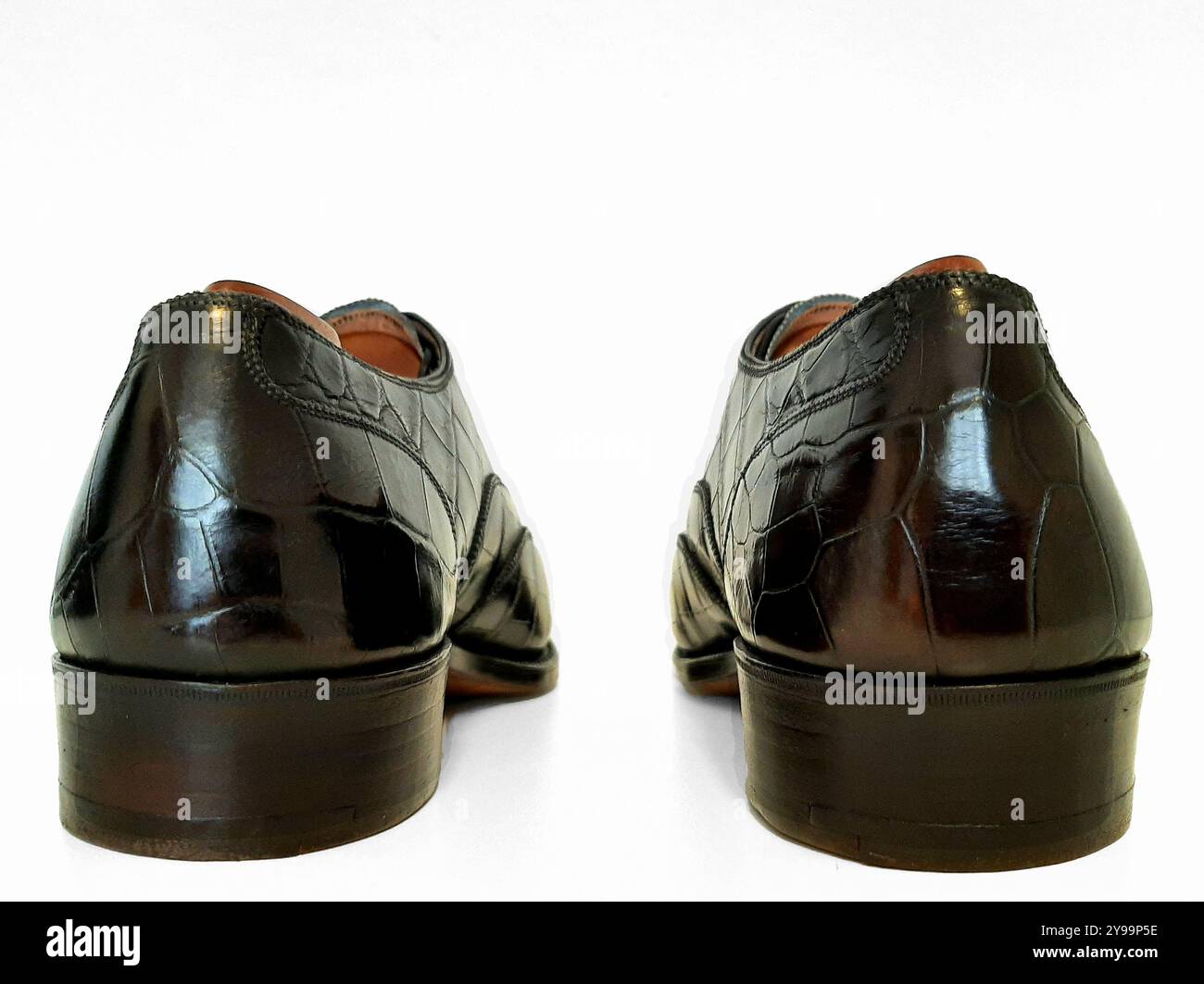 Chaussures en crocodile noires haut de gamme fabriquées à la main. Cuir de crocodile Nil avec chaussures en bois. Détails sur le talon Banque D'Images