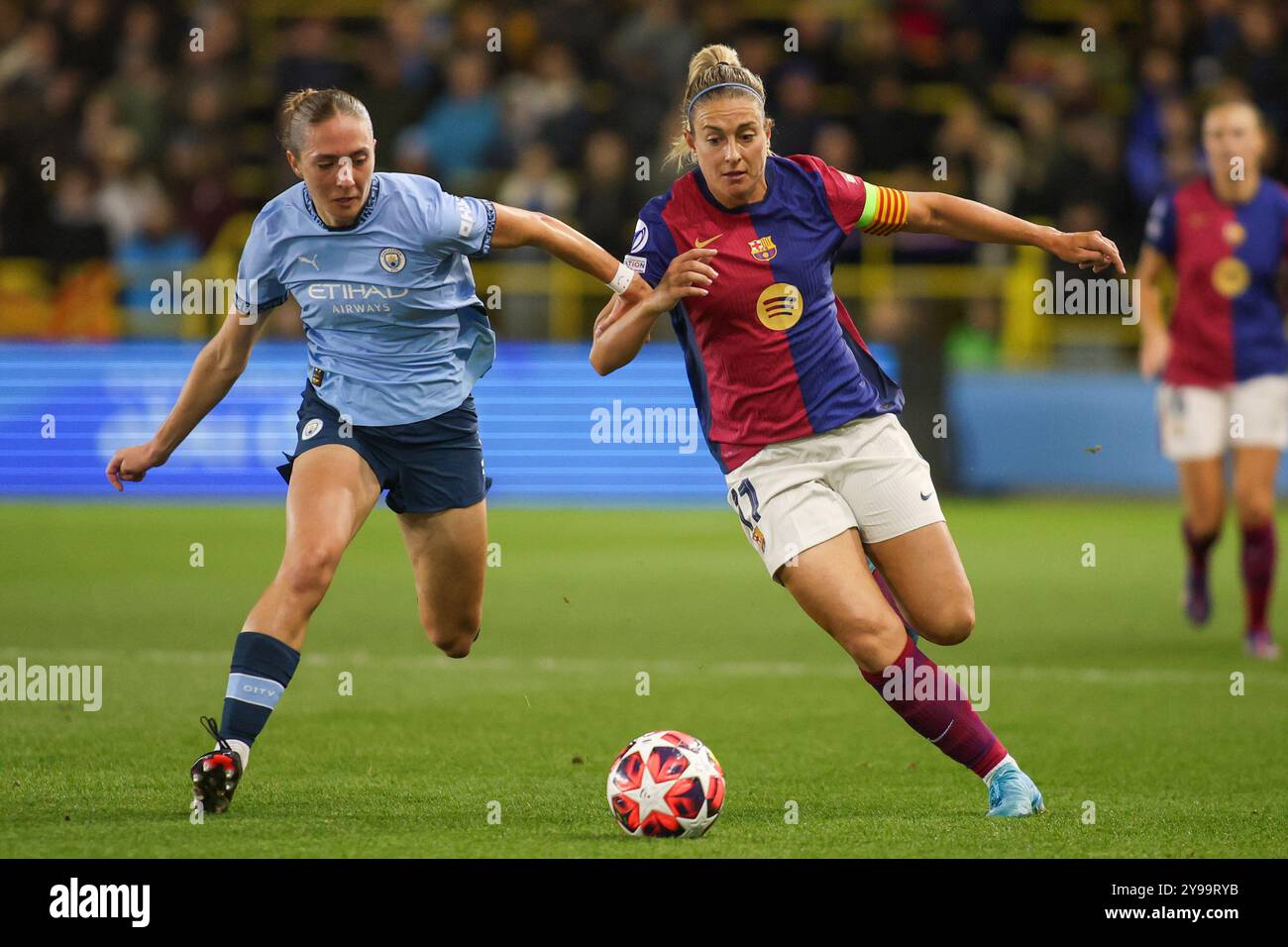 Manchester, Royaume-Uni. 09 octobre 2024. Manchester, Angleterre, 9 octobre 2024 : Alexia Putellas (11 FC Barcelone) et Kerstin Casparij (18 Manchester City) courent pour le ballon lors du match de la Ligue des Champions féminine de l'UEFA entre Manchester City et Barcelone au joie Stadium de Manchester, Angleterre (Alexander Canillas/SPP) crédit : SPP Sport Press photo. /Alamy Live News Banque D'Images