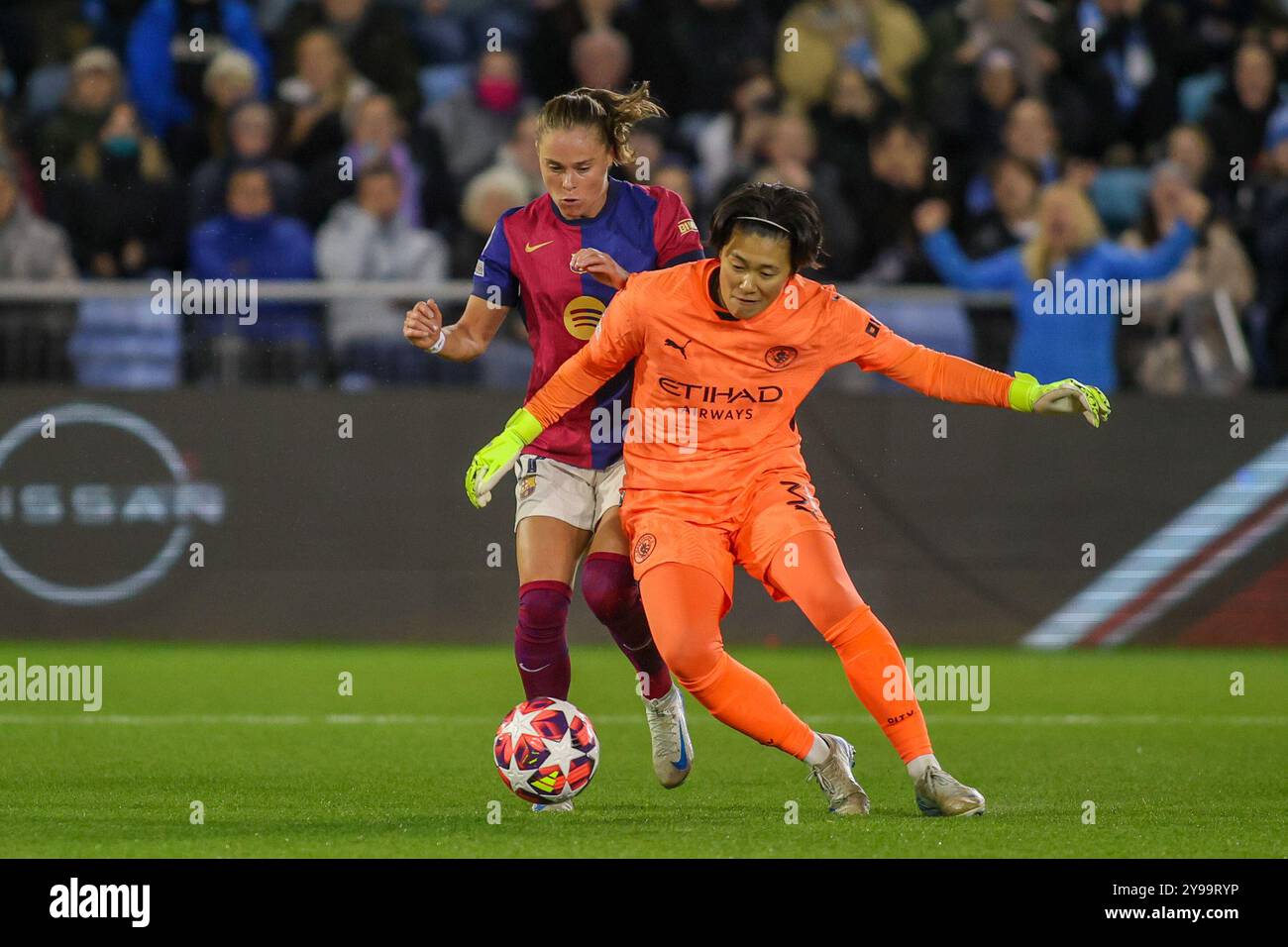 Manchester, Royaume-Uni. 09 octobre 2024. Manchester, Angleterre, 9 octobre 2024 : Ayaka Yamashita (31 Manchester City) sauve une opportunité de but par Ewa Pajor (17 FC Barcelone) lors du match de la Ligue des Champions féminine de l'UEFA entre Manchester City et Barcelone au joie Stadium de Manchester, Angleterre (Alexander Canillas/SPP) crédit : SPP Sport Press photo. /Alamy Live News Banque D'Images