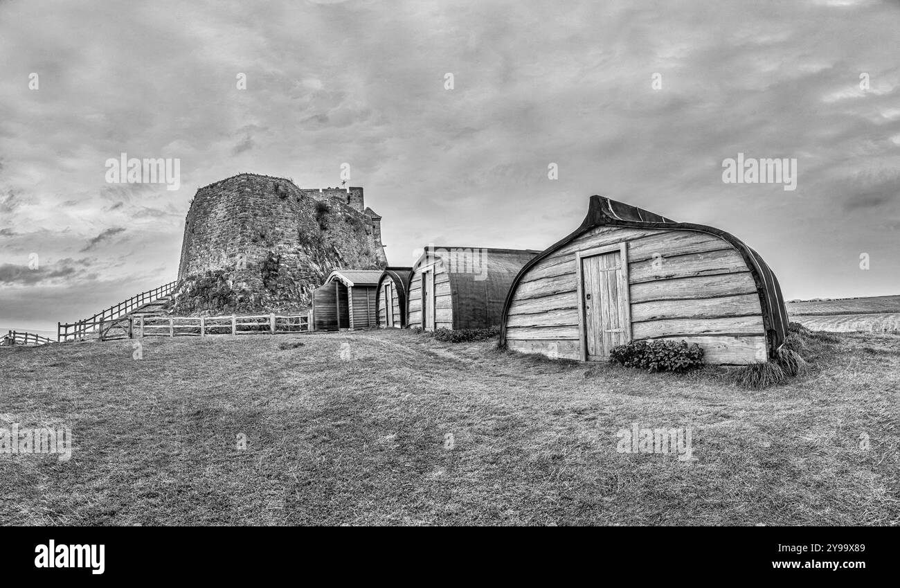 L'image est du château médiéval de Lindisfarne sur l'île Sainte qui surplombe la mer du Nord dans le Northumberland sur la côte nord-est de l'Angleterre Banque D'Images