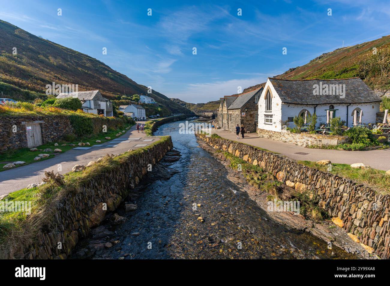 Boscastle, Royaume-Uni, 19.09.2024, rivière Valency dans le village cornoueux de Boscastle Banque D'Images