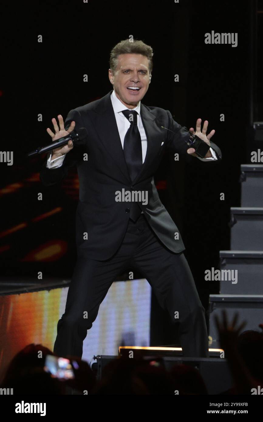 Mexico, Mexique. 08 octobre 2024. Le chanteur Luis Miguel se produit sur scène lors du Luis Miguel 2024 Tour à l'Arena CDMX à Mexico, Mexique, le 8 octobre 2024. (Photo par Ismael Rosas / Eyepix Group / NurPhoto) crédit : NurPhoto SRL / Alamy Live News Banque D'Images