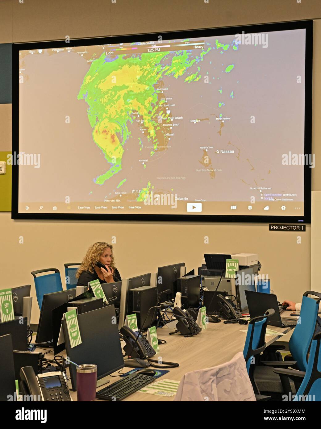 Melbourne, États-Unis. 09 octobre 2024. Un responsable des communications au centre des opérations d'urgence du comté de Brevard parle au téléphone tandis qu'une vidéo montre l'ouragan Milton approchant de la péninsule de Melbourne, en Floride, le mercredi 9 octobre 2024. Photo de Joe Marino/UPI crédit : UPI/Alamy Live News Banque D'Images