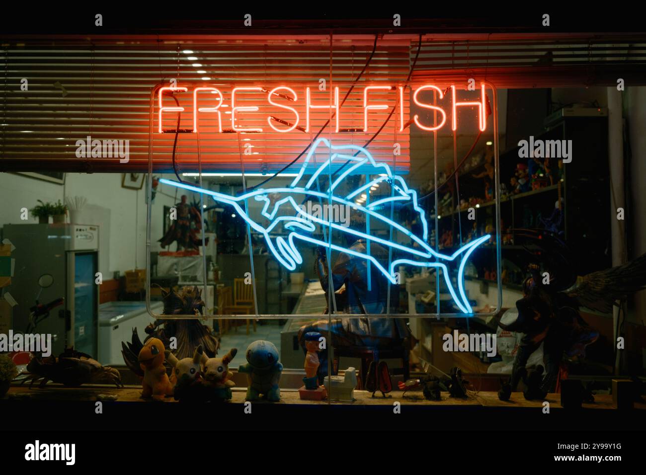Enseigne au néon Fresh Fish à Sunnyside, Queens, New York Banque D'Images Enseigne au néon Fresh Fish à Sunnyside, Queens, New York Banque D'Images