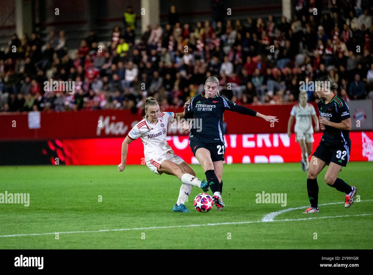 Georgia Stanway (FC Bayern Muenchen, #31) im Zweikampf mit Alessia Russo (FC Arsenal, #23), daneben Kyra Cooney-Cross (FC Arsenal, #32), GER, FC Bayern Muenchen vs Arsenal WFC, Fussball UEFA Women’s Champions League, Gruppe C, 1. Spieltag, saison 2024/2025, 09.10.2024 Foto : Eibner-Pressefoto/Michael Memmler Banque D'Images