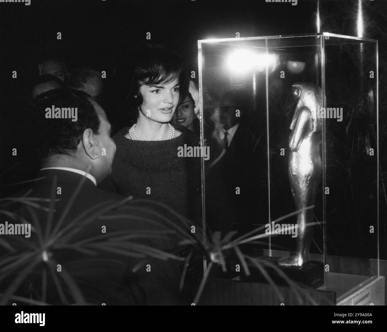 La première dame des États-Unis Jacqueline Kennedy regardant la statuette de Toutankhamon exposition avec l'archéologue égyptien, Dr Ahmed Fakhry, National Gallery of Art, Washington, D.C. (États-Unis), Abbie Rowe, photographies de la Maison Blanche, 3 novembre 1961 Banque D'Images