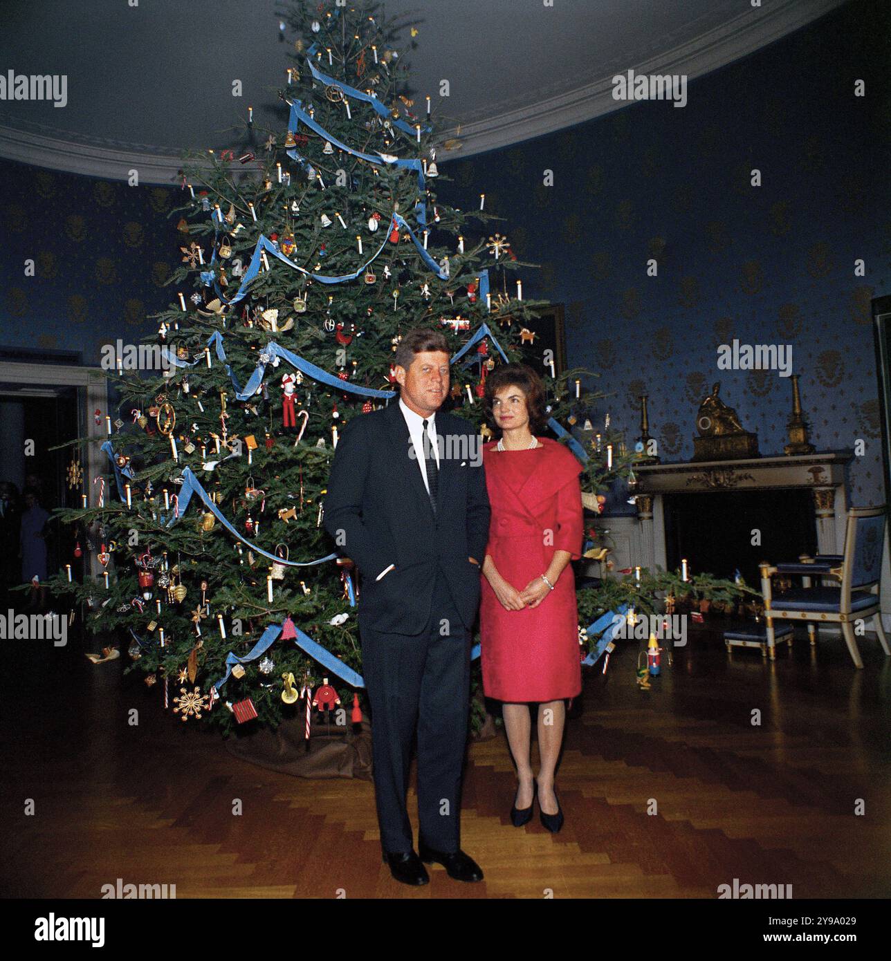 Le président américain John F. Kennedy et la première dame américaine Jacqueline Kennedy debout devant l'arbre de Noël dans la salle bleue, Maison Blanche, Washington, DC, États-Unis, Robert Knudsen, photographies de la Maison Blanche, 13 décembre 1961 Banque D'Images