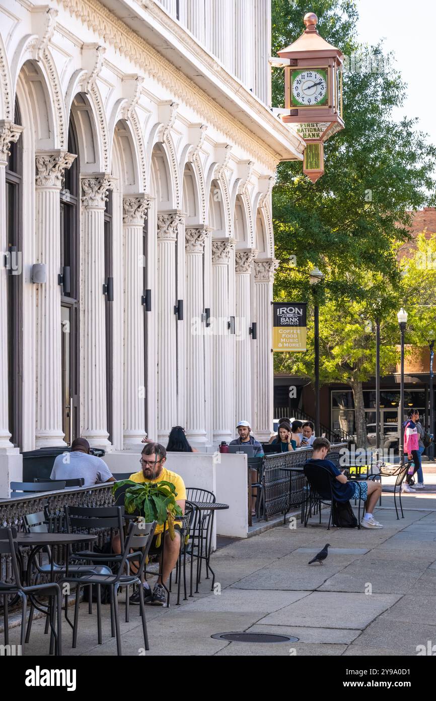 Les clients apprécient le coin salon extérieur de Iron Bank Coffee à Uptown Columbus, Géorgie. (ÉTATS-UNIS) Banque D'Images