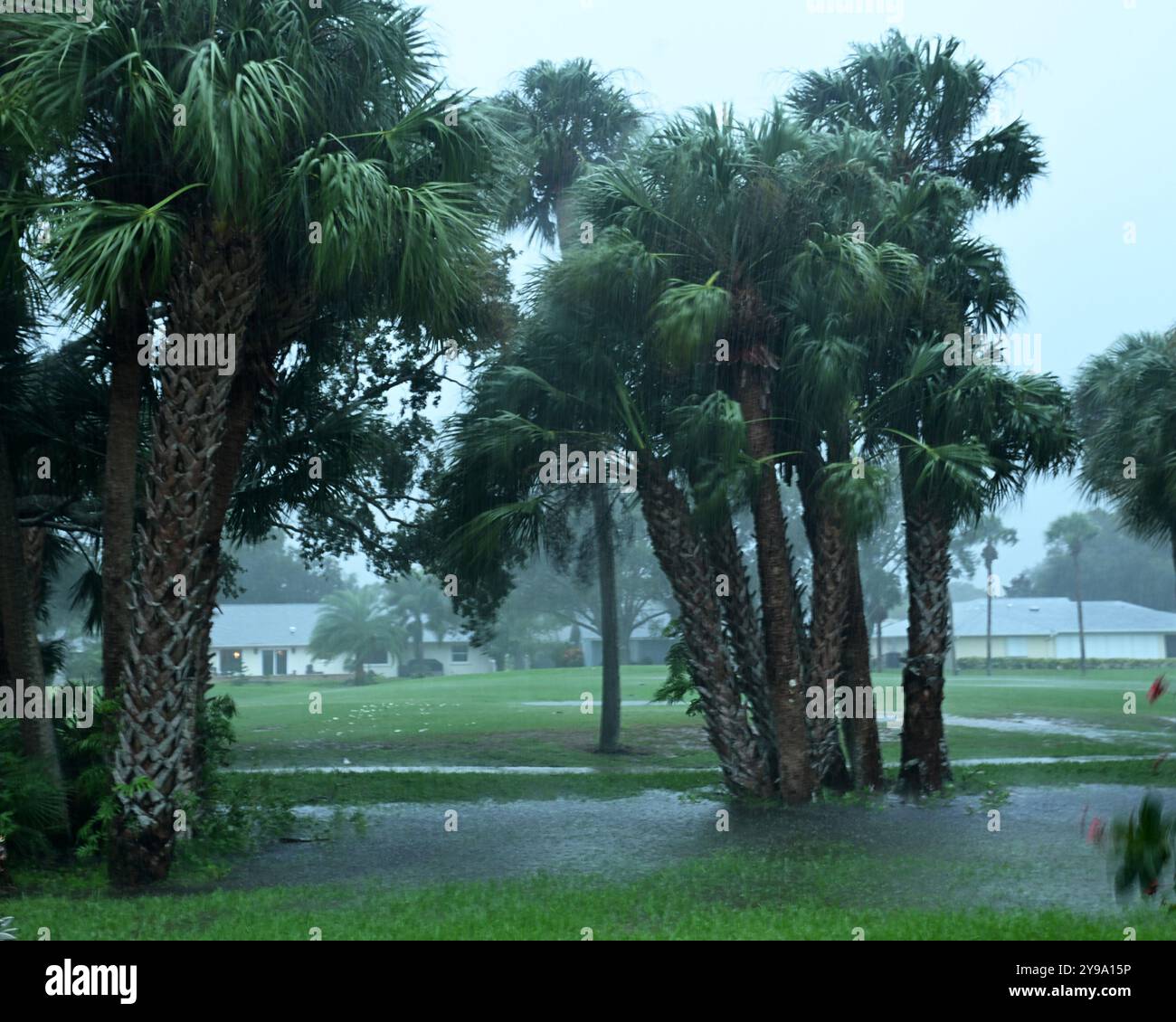 Melbourne, États-Unis. 09 octobre 2024. Les bandes extérieures de l'ouragan Milton laissent tomber la pluie à Melbourne, en Floride, le mercredi 9 octobre 2024. Les prévisionnistes ont déjà émis des avertissements de crues soudaines pour la région. Photo de Joe Marino/UPI crédit : UPI/Alamy Live News Banque D'Images