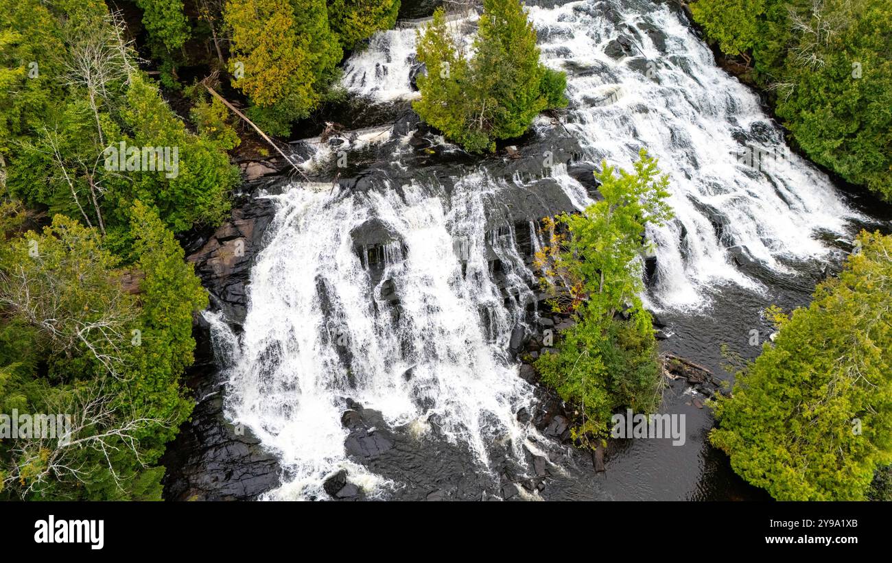 Photographie aérienne de Bond Falls, Bond Falls State Park, près de Paulding, Michigan, États-Unis, par temps couvert. Banque D'Images