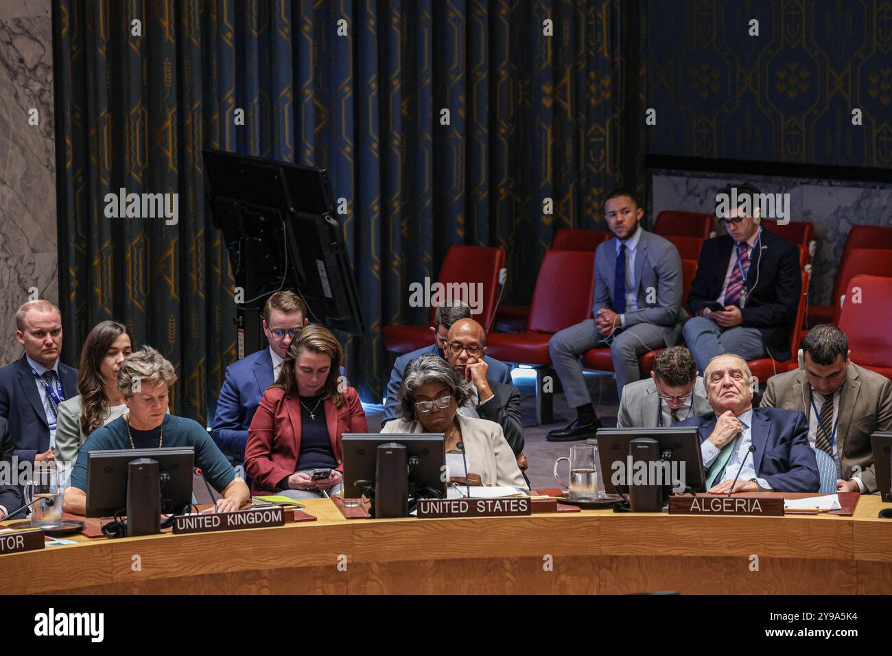 New York, New York, États-Unis. 9 octobre 2024. L’Ambassadrice permanente du Royaume-Uni auprès de l’ONU, BARBARA WOODWARD, intervient lors d’une réunion du Conseil de sécurité sur le moyen-Orient tandis que LINDA THOMAS-GREENFIELD des États-Unis (M) et AMAR BENDJAMA d’Algérie qui fixe sa cravate écoutent. Un an après l’attaque du Hamas contre Israël, le Conseil de sécurité de l’ONU lutte toujours pour trouver des solutions et exhorte la politique des deux États et/ou le cessez-le-feu à contrecarrer les épreuves catastrophiques parmi les civils pris au milieu du conflit. Avec les enfants qui souffrent le plus. (Crédit image : © Bianca Otero/ZUMA Press Wire) USAGE ÉDITORIAL ONL Banque D'Images