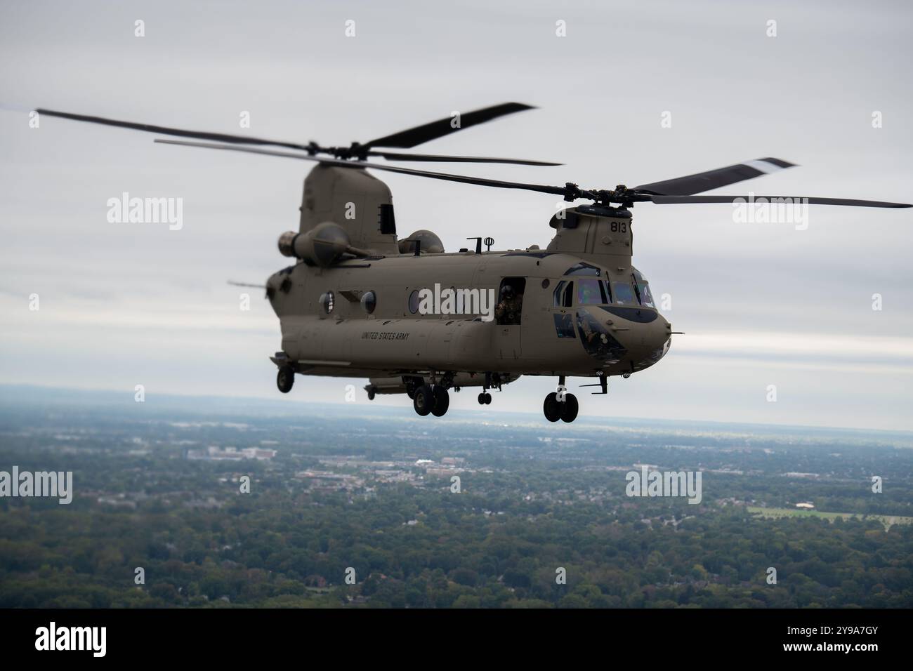 Le 3-238th aviation régiment vole vers le stade "Big House" à l'Université du Michigan à Ann Arbor, Michigan. Dans le cadre d'un événement d'engagement communautaire, trois CH-47 Chinooks de Boeing (avions 08706, avions 08813 et avions 08815) ont participé à un survol pour les Michigan Wolverines v. The Minnesota Golden Gophers Game, le 28 septembre 2024. Cependant, en raison de la pluie et du brouillard épais, limitant la visibilité et le plafond de vol, l'équipage a été forcé d'atterrir et de revenir. (Photo de l'armée américaine par le sergent Brayden Stephan) Banque D'Images