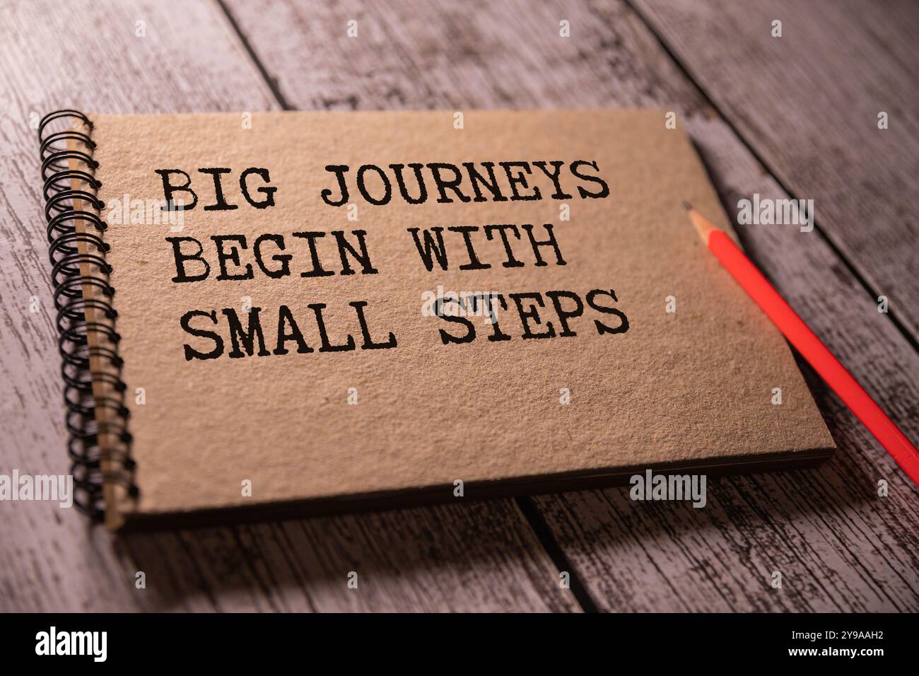 Les grands voyages commencent par de petits pas. Texte sur le bloc-notes. Citation motivante et créative. Banque D'Images