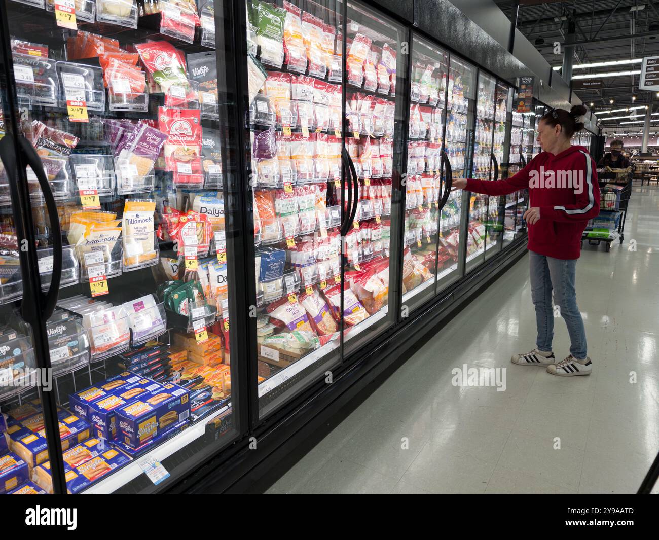 Acheteurs dans la section réfrigérée laitière d'un magasin Meijer à Davison Michigan USA Banque D'Images