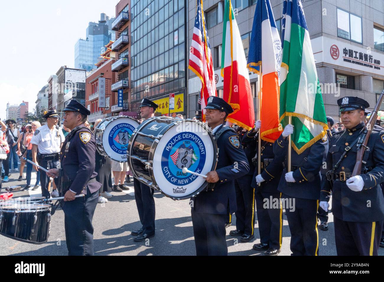 Le défilé annuel du festival de San Gennaro dans canal Street et Mulberry Street à New York. NYPD Marching Band marche dans le défilé. Banque D'Images