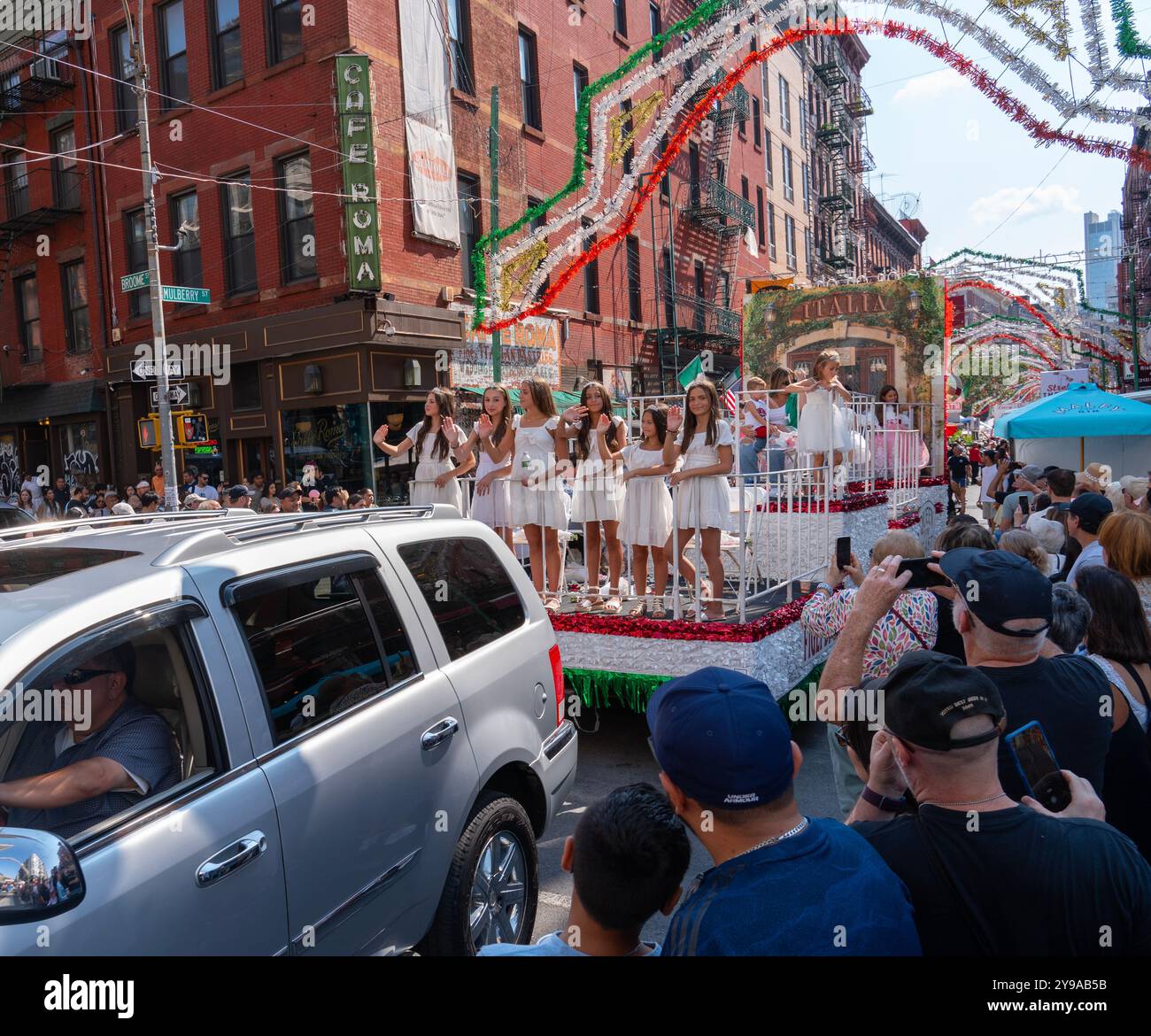 Le défilé annuel du festival de San Gennaro fait son chemin jusqu'à Mulberry Street dans la petite italie avec de nombreux spectateurs le long de la route. Banque D'Images