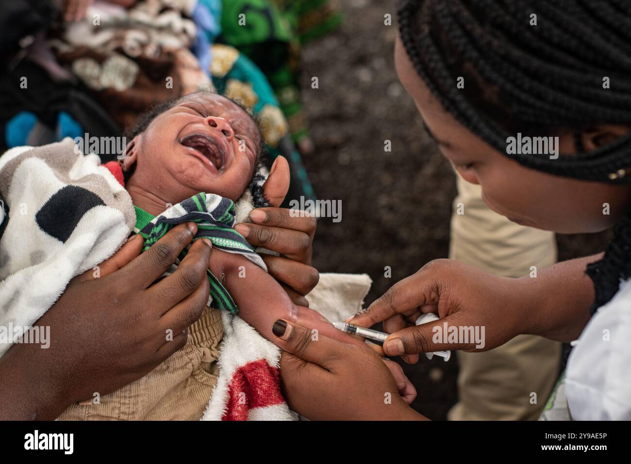 Goma, Dr Congo. 9 octobre 2024. Un enfant est vacciné dans un centre de vaccination près d’un camp de personnes déplacées à Goma, dans la province du Nord-Kivu, en République démocratique du Congo (RDC), le 9 octobre 2024. Environ 940 000 personnes ont été déplacées cette année en République démocratique du Congo (RDC), a déclaré mardi le Haut Commissaire des Nations Unies aux droits de l'homme Volker Turk. Crédit : Zanem Nety Zaidi/Xinhua/Alamy Live News Banque D'Images