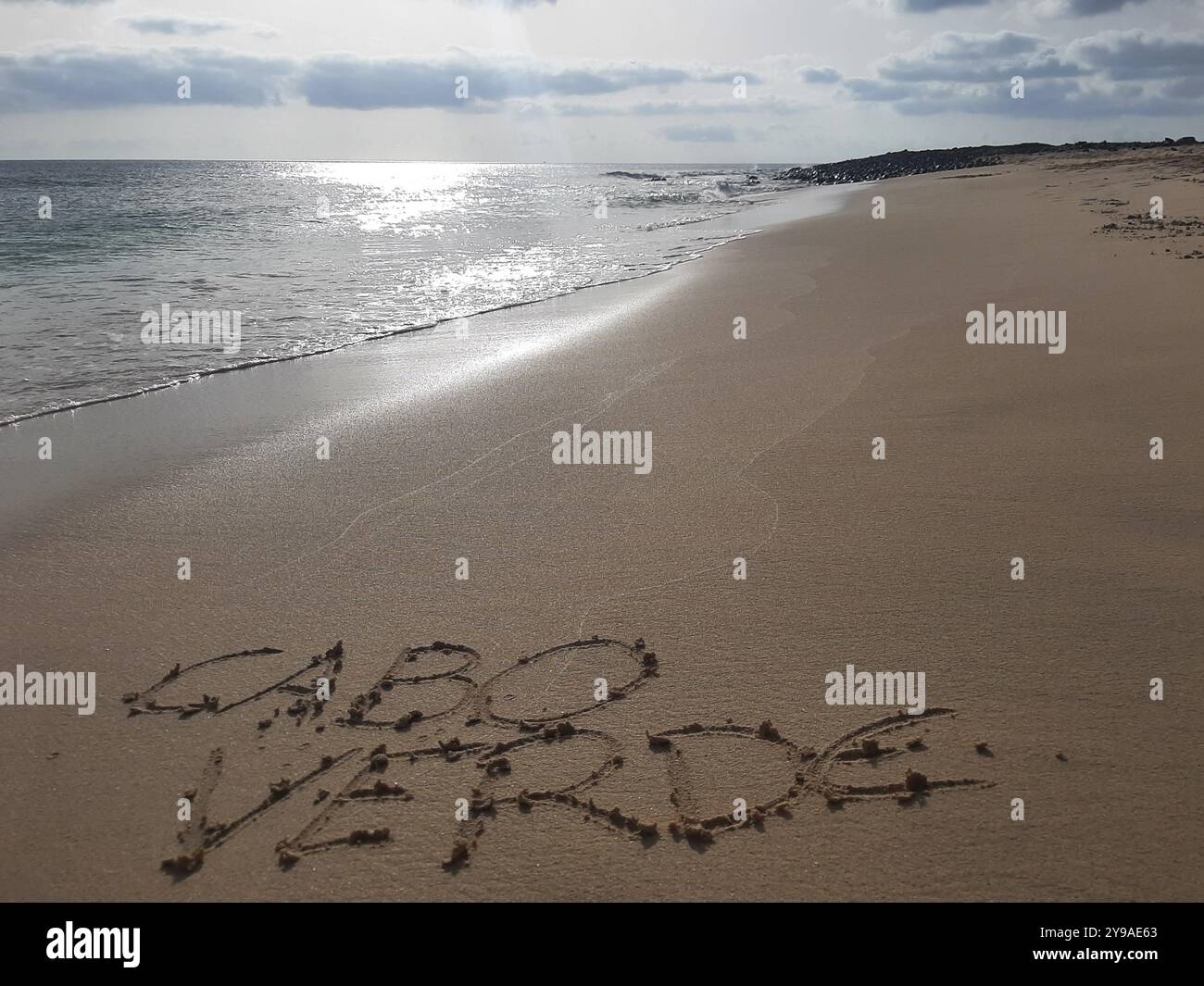 Santa Maria Beach, Sal, Cap Vert, Afrique : signe CABO VERDE écrire dans le sable, mousse dans les eaux de mer Banque D'Images