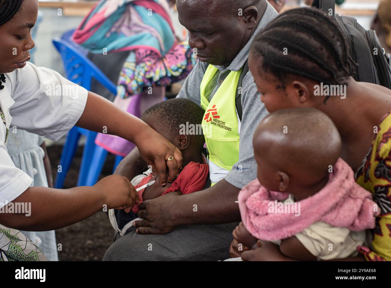 Goma, Dr Congo. 9 octobre 2024. Un enfant est vacciné dans un centre de vaccination près d’un camp de personnes déplacées à Goma, dans la province du Nord-Kivu, en République démocratique du Congo (RDC), le 9 octobre 2024. Environ 940 000 personnes ont été déplacées cette année en République démocratique du Congo (RDC), a déclaré mardi le Haut Commissaire des Nations Unies aux droits de l'homme Volker Turk. Crédit : Zanem Nety Zaidi/Xinhua/Alamy Live News Banque D'Images