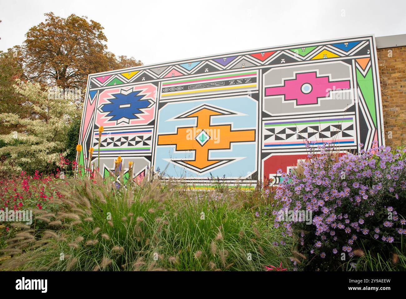 Londres, Royaume-Uni. 9 octobre 2024. La galerie Serpentine North à Hyde Park dévoile une nouvelle murale de la légende ndebele Esther Mahlangu . Cristina Massei/Alamy Live News Banque D'Images