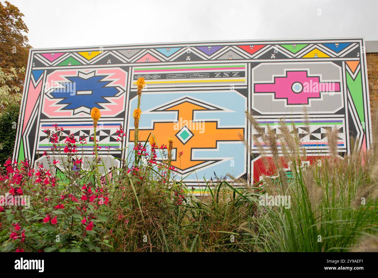 Londres, Royaume-Uni. 9 octobre 2024. La galerie Serpentine North à Hyde Park dévoile une nouvelle murale de la légende ndebele Esther Mahlangu . Cristina Massei/Alamy Live News Banque D'Images