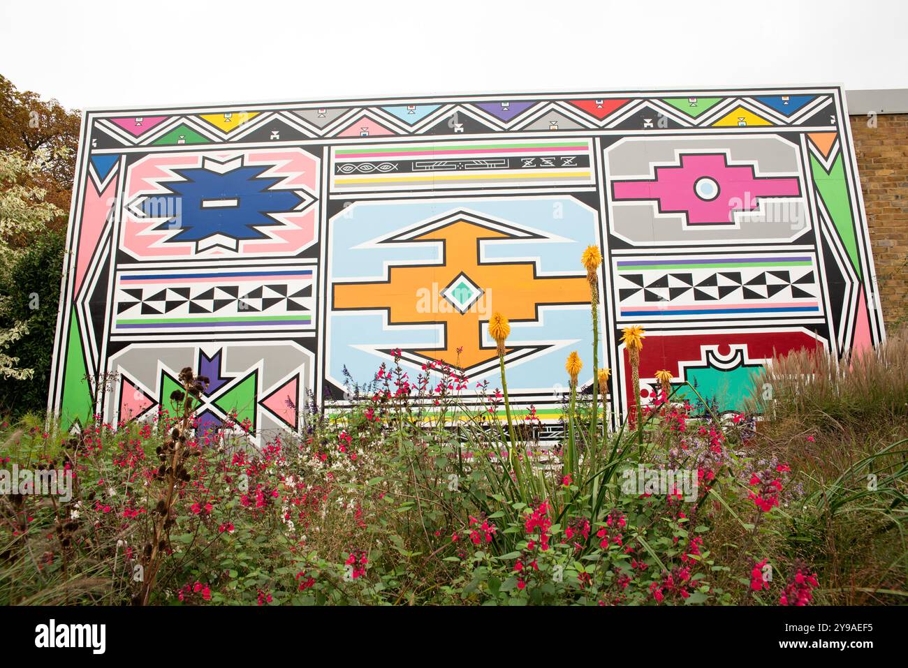 Londres, Royaume-Uni. 9 octobre 2024. La galerie Serpentine North à Hyde Park dévoile une nouvelle murale de la légende ndebele Esther Mahlangu . Cristina Massei/Alamy Live News Banque D'Images
