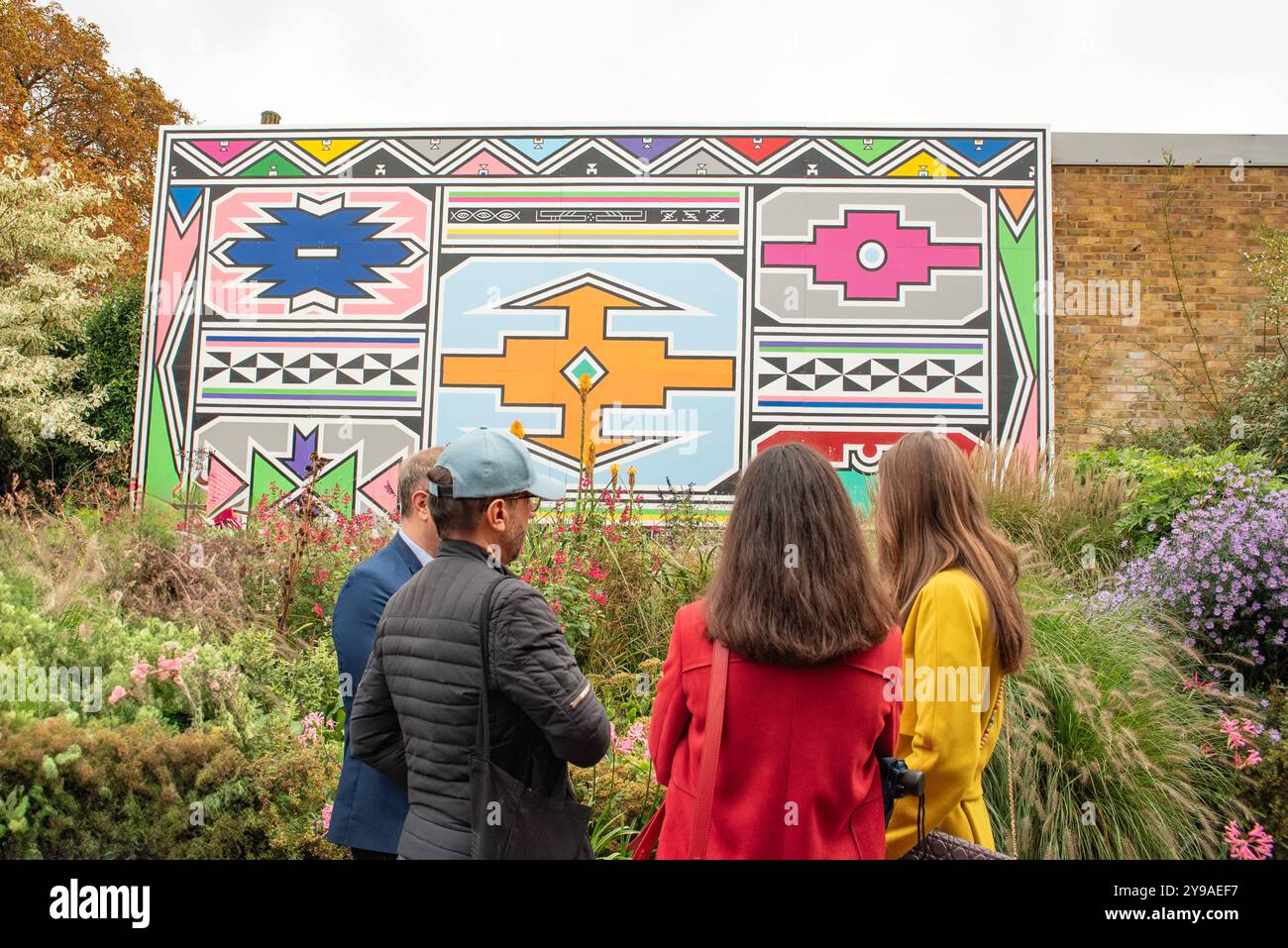 Londres, Royaume-Uni. 9 octobre 2024. La galerie Serpentine North à Hyde Park dévoile une nouvelle murale de la légende ndebele Esther Mahlangu . Cristina Massei/Alamy Live News Banque D'Images