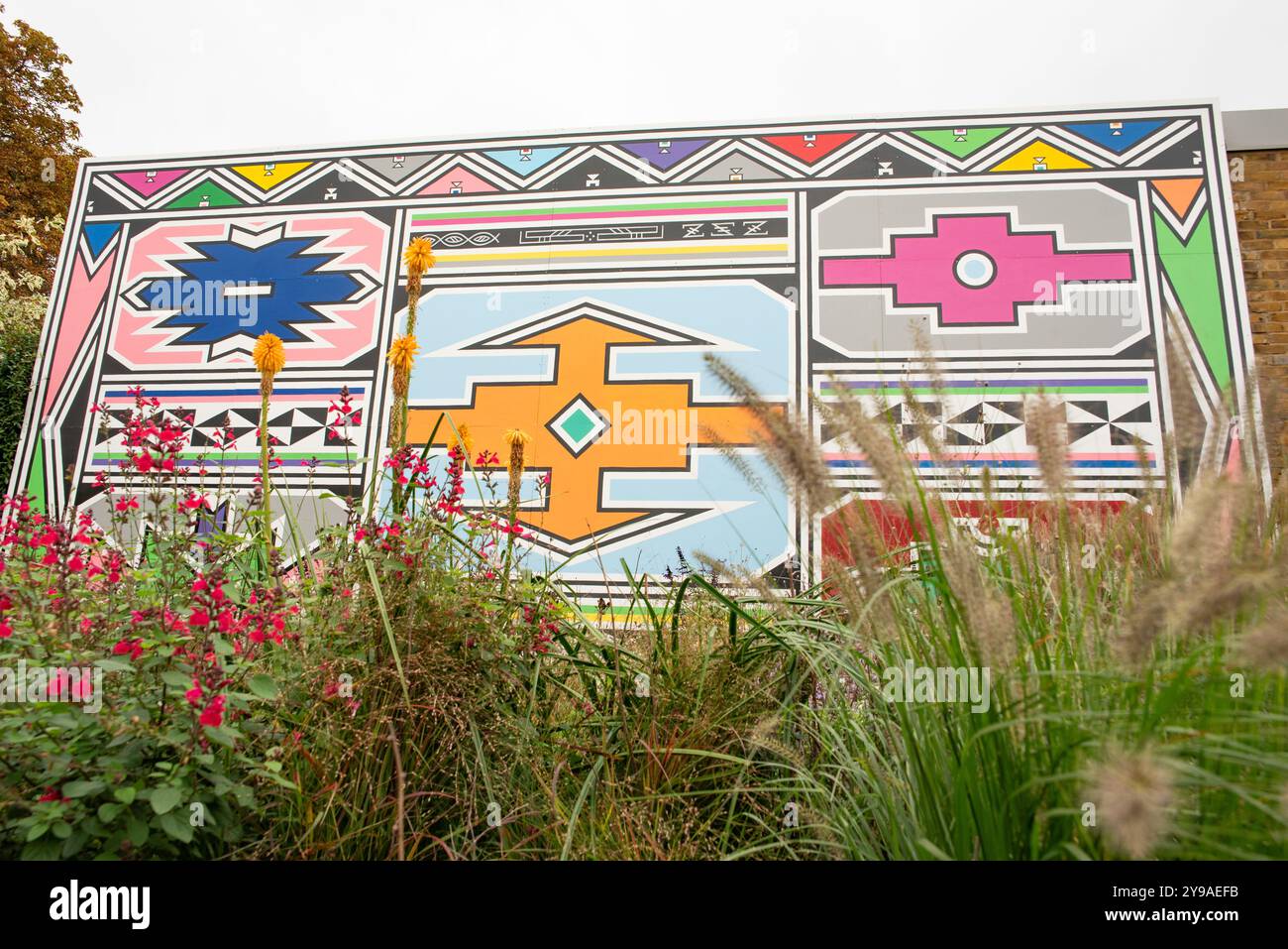Londres, Royaume-Uni. 9 octobre 2024. La galerie Serpentine North à Hyde Park dévoile une nouvelle murale de la légende ndebele Esther Mahlangu . Cristina Massei/Alamy Live News Banque D'Images