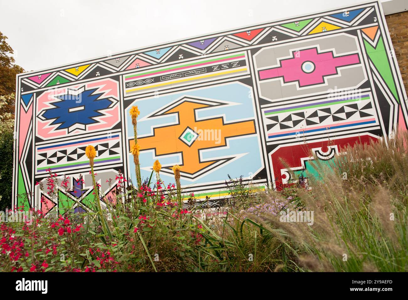 Londres, Royaume-Uni. 9 octobre 2024. La galerie Serpentine North à Hyde Park dévoile une nouvelle murale de la légende ndebele Esther Mahlangu . Cristina Massei/Alamy Live News Banque D'Images