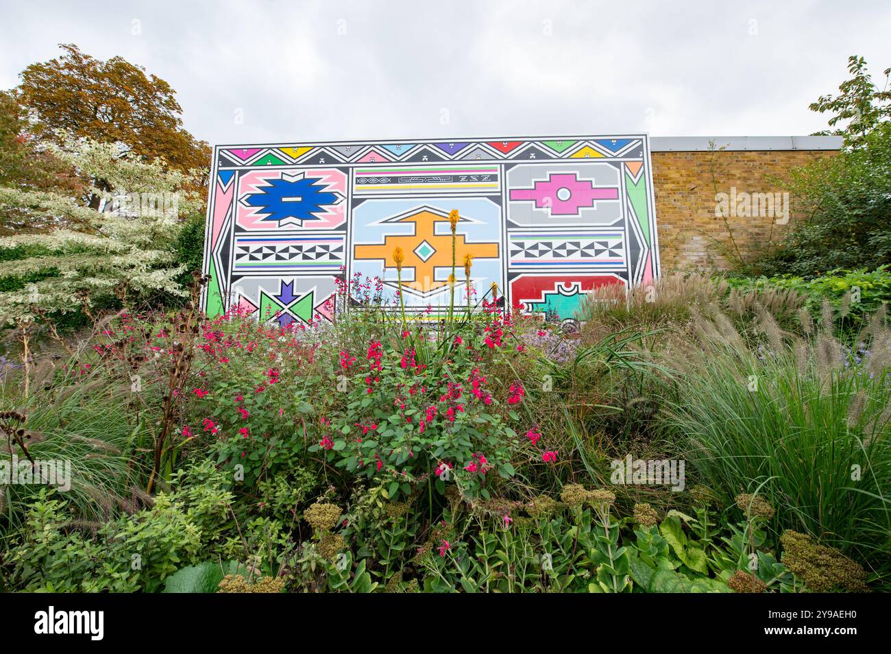 Londres, Royaume-Uni. 9 octobre 2024. La galerie Serpentine North à Hyde Park dévoile une nouvelle murale de la légende ndebele Esther Mahlangu . Cristina Massei/Alamy Live News Banque D'Images
