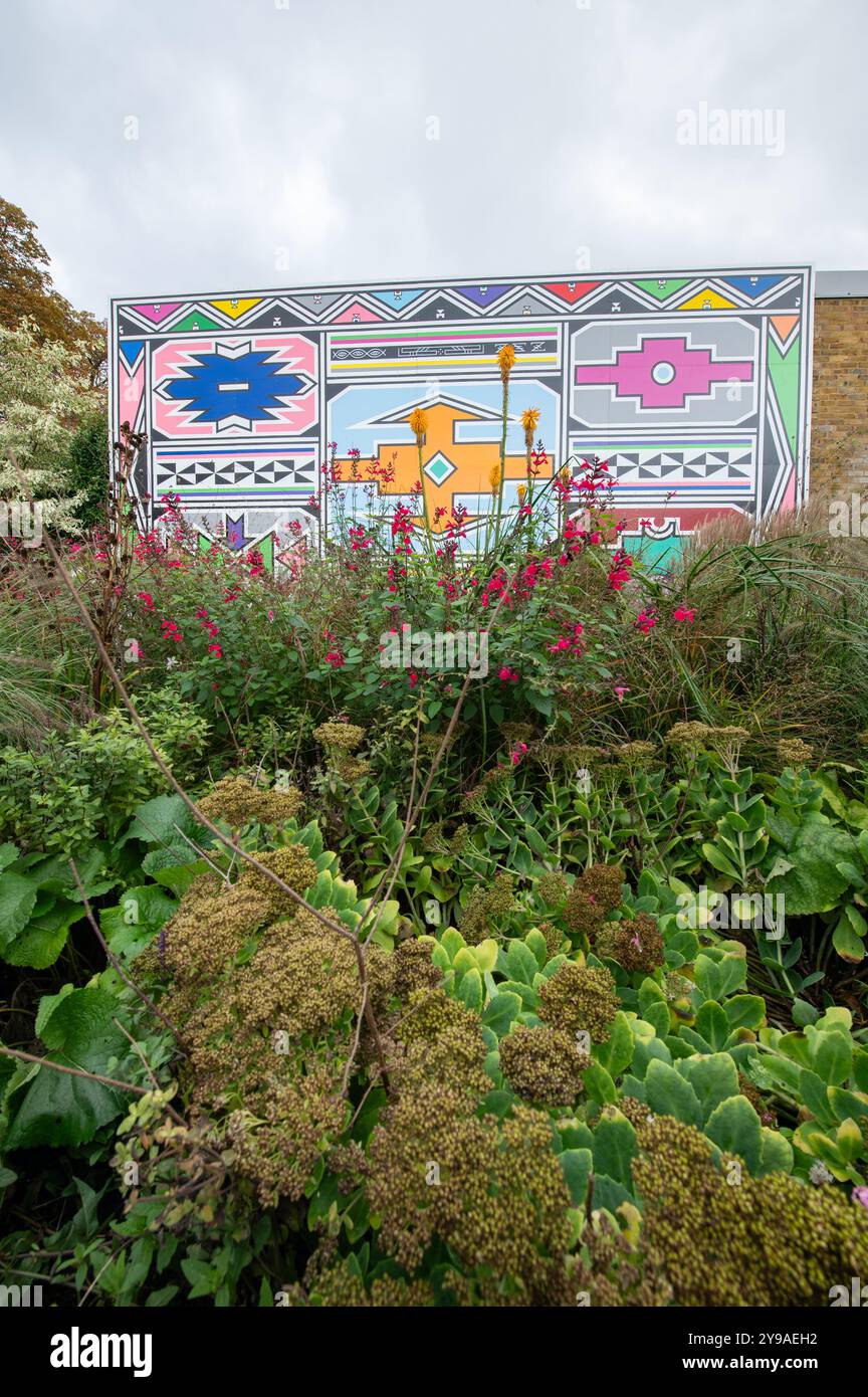 Londres, Royaume-Uni. 9 octobre 2024. La galerie Serpentine North à Hyde Park dévoile une nouvelle murale de la légende ndebele Esther Mahlangu . Cristina Massei/Alamy Live News Banque D'Images