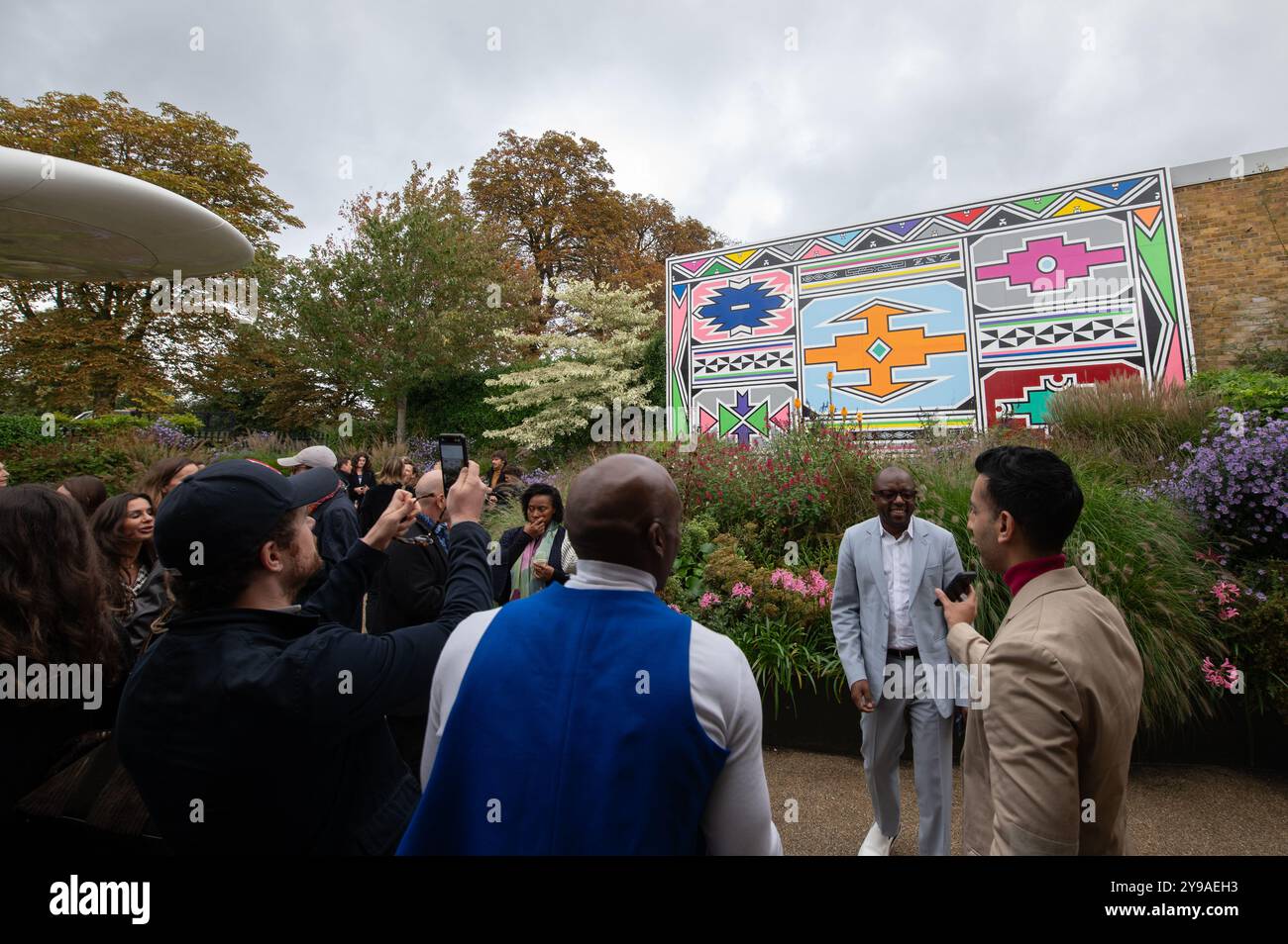 Londres, Royaume-Uni. 9 octobre 2024. La galerie Serpentine North à Hyde Park dévoile une nouvelle murale de la légende ndebele Esther Mahlangu . Cristina Massei/Alamy Live News Banque D'Images
