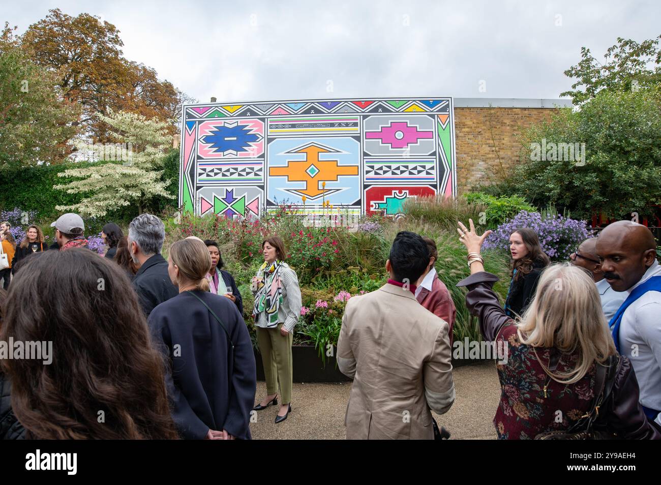Londres, Royaume-Uni. 9 octobre 2024. La galerie Serpentine North à Hyde Park dévoile une nouvelle murale de la légende ndebele Esther Mahlangu . Cristina Massei/Alamy Live News Banque D'Images