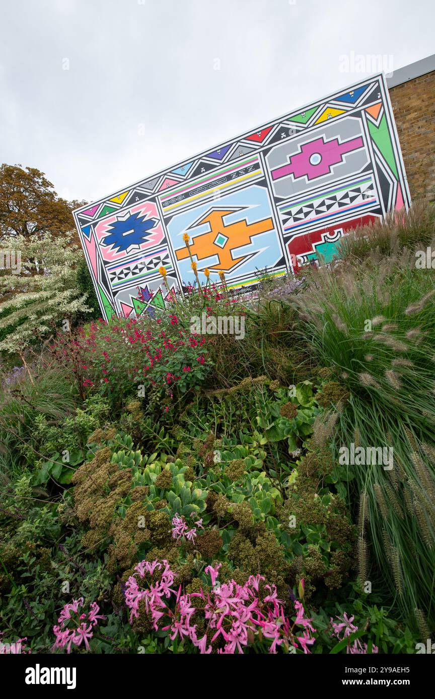 Londres, Royaume-Uni. 9 octobre 2024. La galerie Serpentine North à Hyde Park dévoile une nouvelle murale de la légende ndebele Esther Mahlangu . Cristina Massei/Alamy Live News Banque D'Images