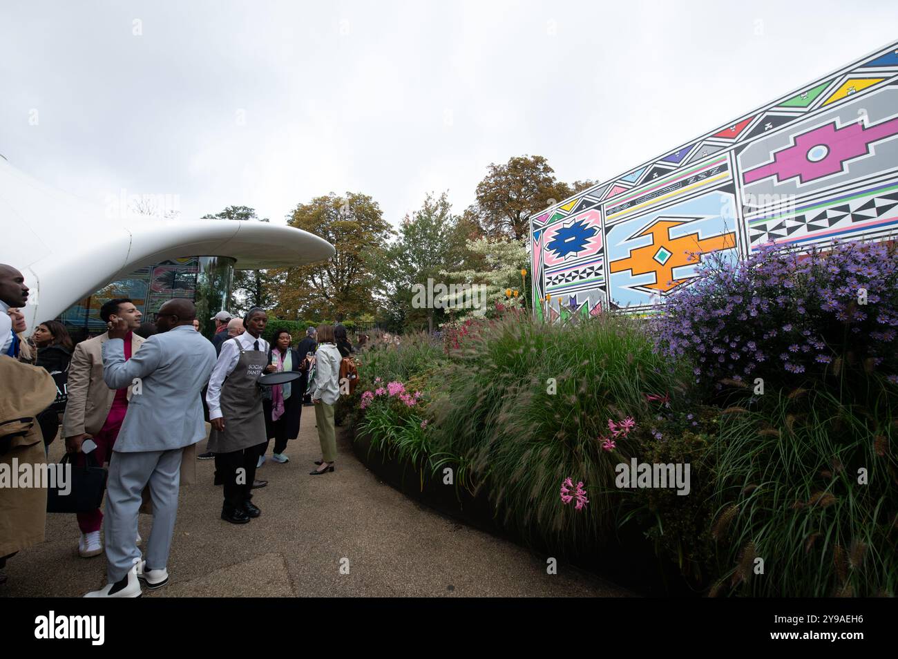 Londres, Royaume-Uni. 9 octobre 2024. La galerie Serpentine North à Hyde Park dévoile une nouvelle murale de la légende ndebele Esther Mahlangu . Cristina Massei/Alamy Live News Banque D'Images